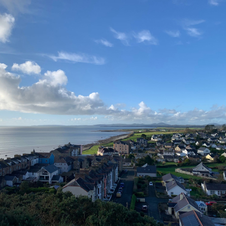 Vista costeira de Criccieth, País de Gales